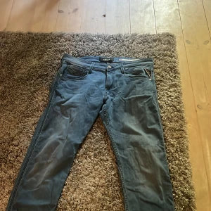 Replay jeans  - Ett par snygga blå replay jeans som uppfyller din outfit!. Str 33/34 modell Rik slim fit. Perfekta för dig som vill ha ett par jeans som är sköna och snygga!