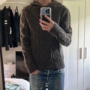 Grå stickad hoodie  - Tja säljer nu en grov-stickad grå hoodie i storlek S för endast 349kr! Pris är ej hugget i sten, hör av er i dm vid funderingar 🙌