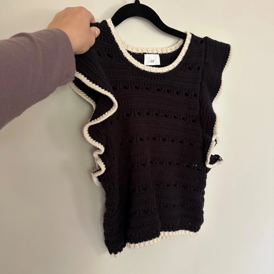 Svart virkad topp med volang från H&M - 1