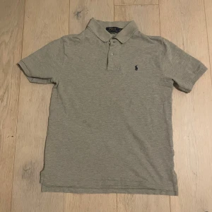 Grå pikétröja från Polo Ralph Lauren - Classic fit, 14 - 16 år 