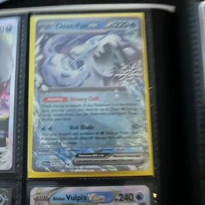 Calyrex V - Cool Pokémon-samlarbok med Calyrex V-kort! Perfekt för dig som älskar att samla, byta och spela Pokémonkort. Boken är fylld med färgstarka och unika kort som gör din samling extra speciell. En riktig hit för unga samlare och fans av Pokémonvärlden!