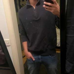 Mörkblå half zip tröja från Ralph Lauren - Säljer en mörkblå långärmad tröja från Ralph Lauren med half zip och klassisk krage. Tröjan har en liten broderad logga på bröstet och är tillverkad i mjuk bomull. Perfekt för dig som gillar stilren och enkel design. 