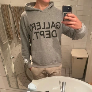 Gallery dept hoodie - Säljer denna hoodie ifrån gallery dept i storlek small. Nyskick med tagen kvar. Hör gärna av dig om du har några funderingar 
