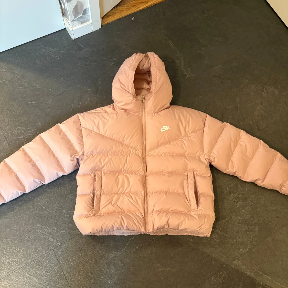 Ljusrosa pufferjacka från Nike - 4