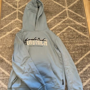 Hoodrich Hoodie - En snygg o skön hoodie jag säljer eftersom jag har växt ur den. Texten på vissa ställen har börjat försvinna pga tvätt.