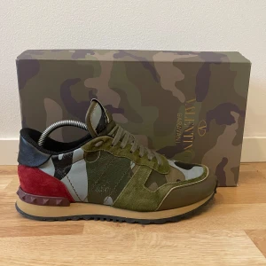 Valentino Rockrunner  - Valentino Rockrunners Storlek 43 EU, box ingår utan dustbag. Hör av dig vid minsta fundering👍 Köpte dessa på plick så har tyvärr inget äktighetsbevis.