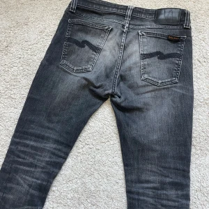 Nudie jeans  - Jätte snygga nudie jeans med fade, modell thin finn, super bra skick, 1 defekt (se sista bild) kan fixa fler bilder vid intresse 