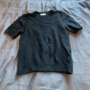 Svart stickad tröja  - Stickad tröja. Passar nu till hösten, inte för varm och inte för kall. Dock är den lite nopprig fast man tänker inte på det.
