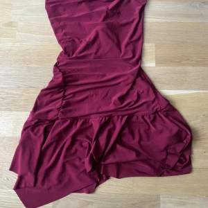 Vinröd kort klänning  - Supersnygg vinröd kort klänning från Pull&Bear med  offshoulder-ringning i storlek (S). Klänningen är gjord i mjukt, stretchigt material som sitter fint på. Helt oanvänd utan prislapp. Skriv via dm vid funderingar❣️💬