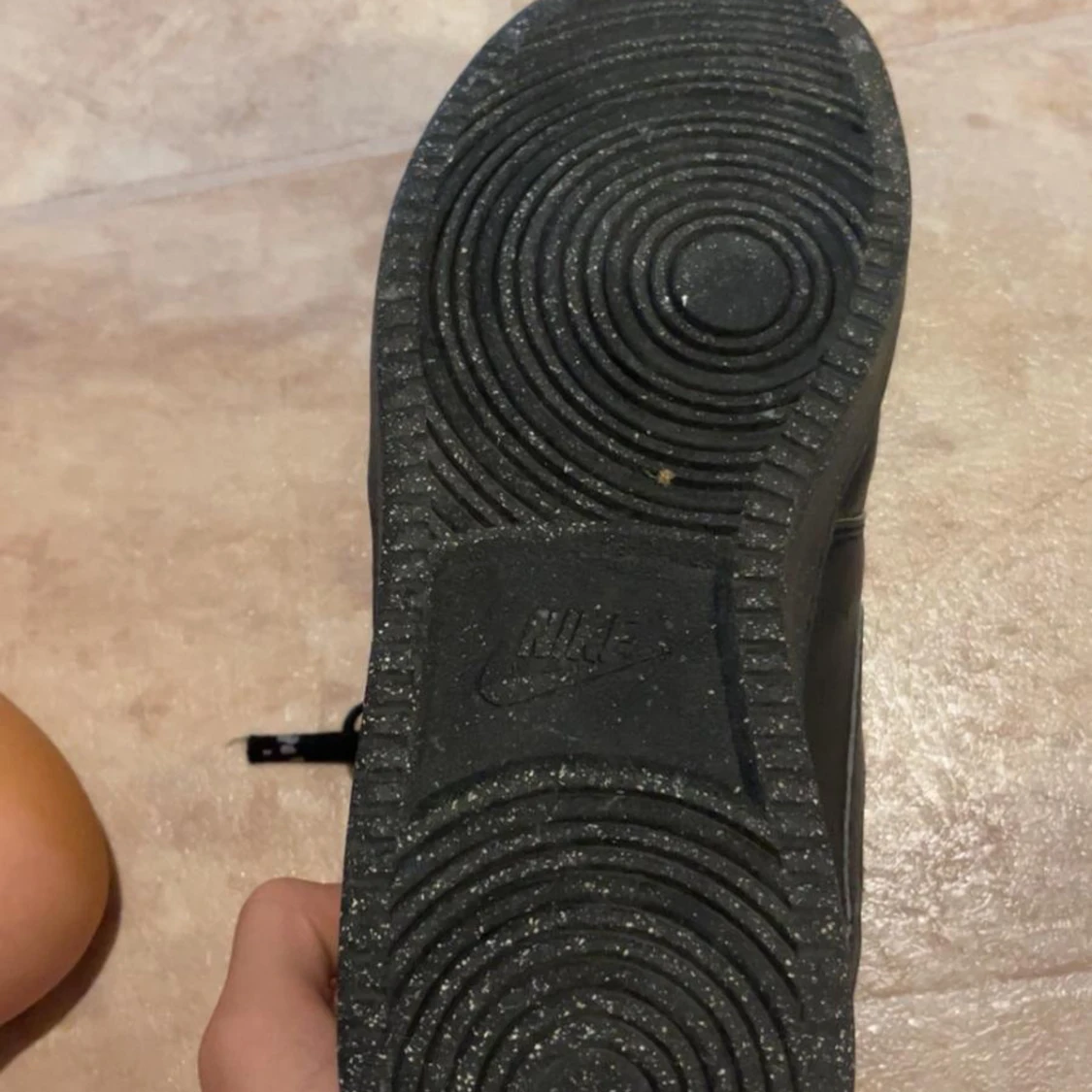 Säljer svart Nike court vison  - 3