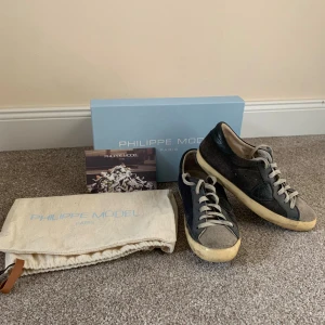 Philippe Model sneakers i blå mocka - Tja!Säljer nu mina Philip model skor i storlek 39    |sitter 0,5 storlek större, fint skick, gått upp lite där bak, men fixat nu. Ingår box, dust bag, model kort Hör av er vid minsta lilla fråga eller fundering📩