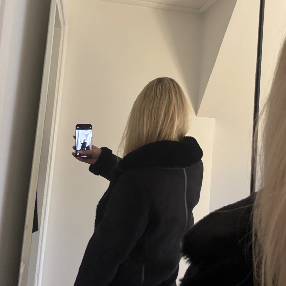 Svart läder/päls jacka med dragkedja - 2