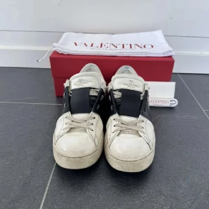 Valentino Garavani Open sneakers vit/svart - Snygga Valentino Garavani Open. Kvitto, dustbags, box och EXTRA snören medföljer, skriv vid frågor eller funderingar! 