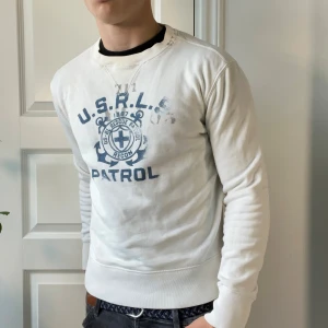 RL Ralph Lauren sweatshirt S - RL Ralph Lauren sweatshirt S, inga större defekter. Lite gul vid kragen. Modellen är 180,75 kg.