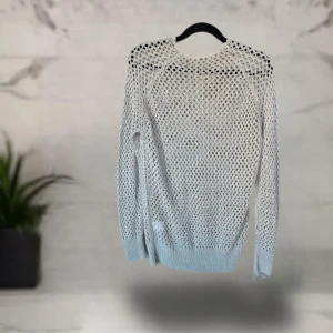 Beige stickad tröja från Lindex - Snygg beige stickad tröja från Lindex med grovt nätmönster. Långärmad modell med ribbade muddar vid ärmslut och nederkant. Perfekt för lager-på-lager och ger en chill vibe till din outfit.