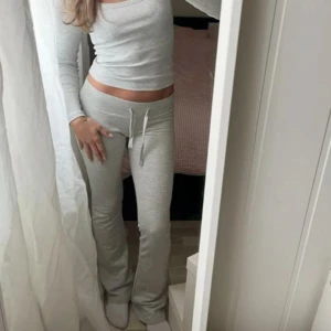 Nelly mjukisbyxor - Mjukis byxor från Nelly. De är i storlek M men de är små i storleken så jag skulle säga att de sitter mer om en S. Skriv gärna för fler bilder!