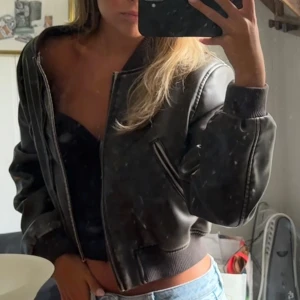 OVERSIZED SKINNJACKA ZARA - Eftertraktad och slutsåld. Storlek XS men passar även S.