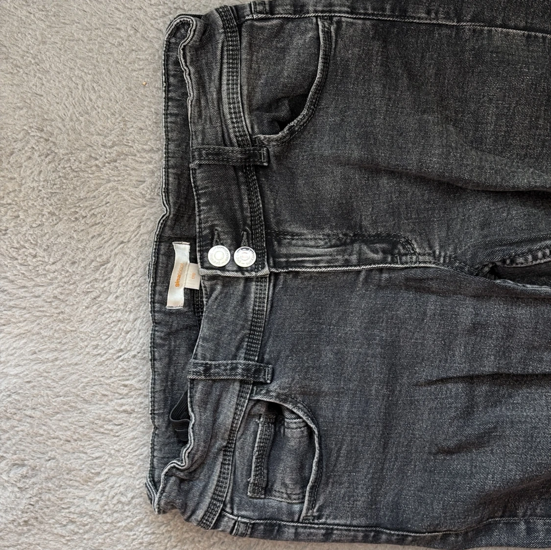 Grå bootcut jeans från Gina Tricot - 1