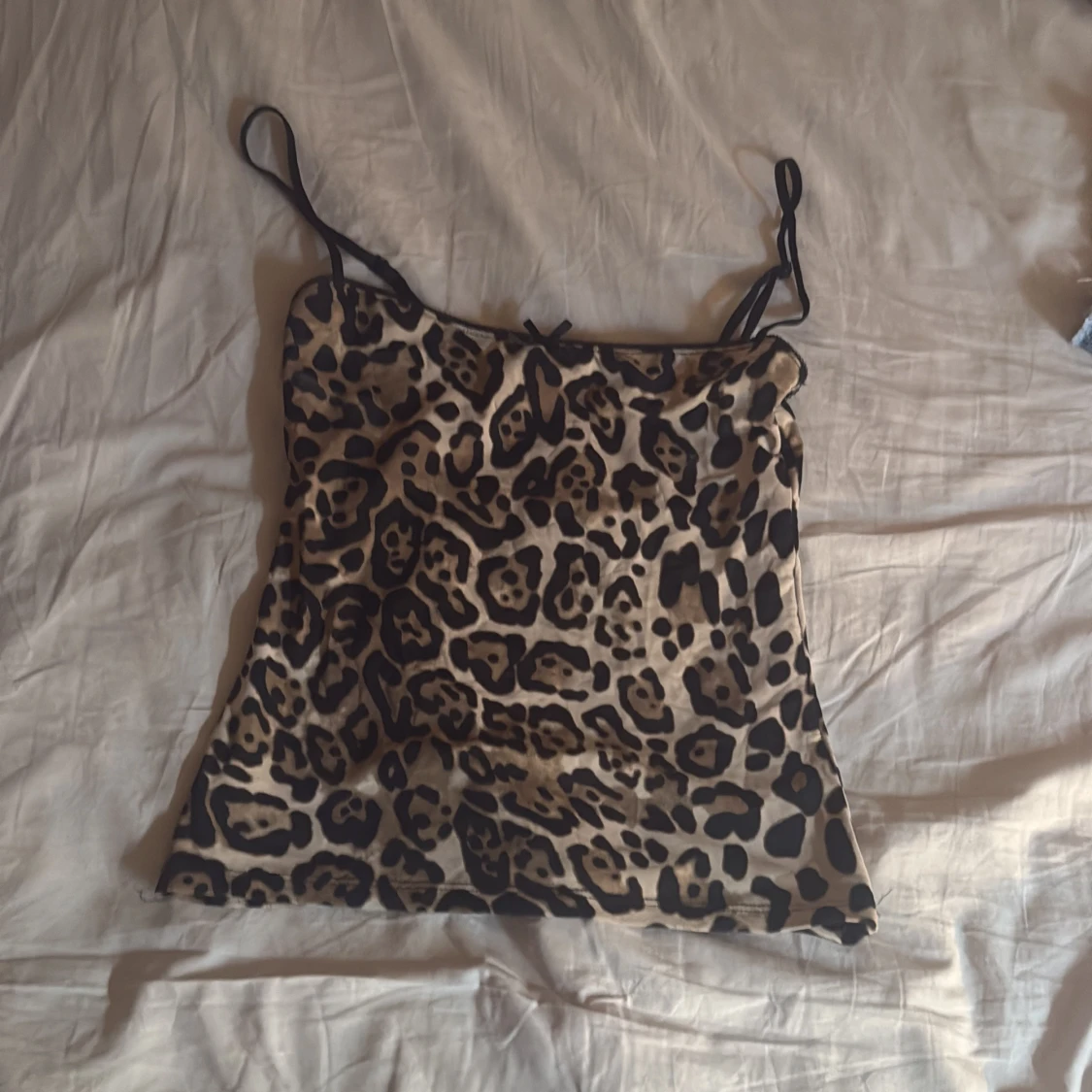 Leopardmönstrad linne-topp med smala band