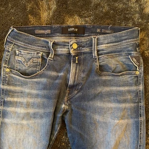 Replay Anbass hyperflex - Sjukt snygg replay jeans, nypris 1799kr obs bara vattenfläck vid knäet. 