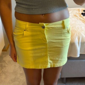 Gul lågmidjad jeanskjol  - Jätte fin gul lågmidjad jeanskjol!!💛💛