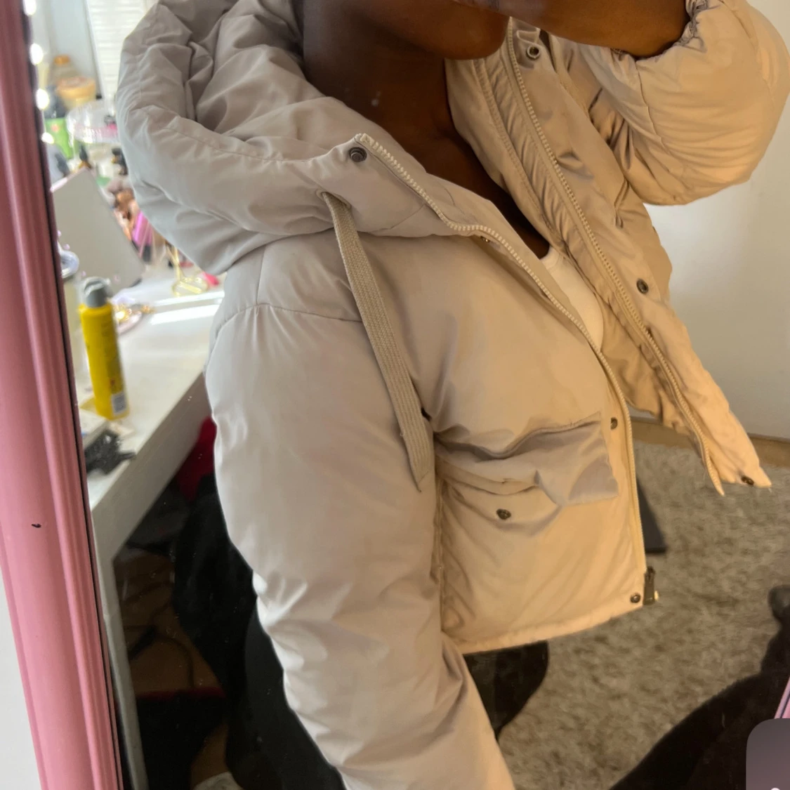 Beige pufferjacka med huva - 1