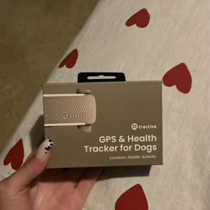 Tractive GPS & Health Tracker for Dogs - Håll koll på din hunds position och hälsa med Tractive GPS & Health Tracker. Produkten är i nyskick i originalförpackning. Spåra aktivitet, hälsa och plats i realtid. Perfekt för aktiva hundägare som vill ha trygghet och kontroll. Helt ny 