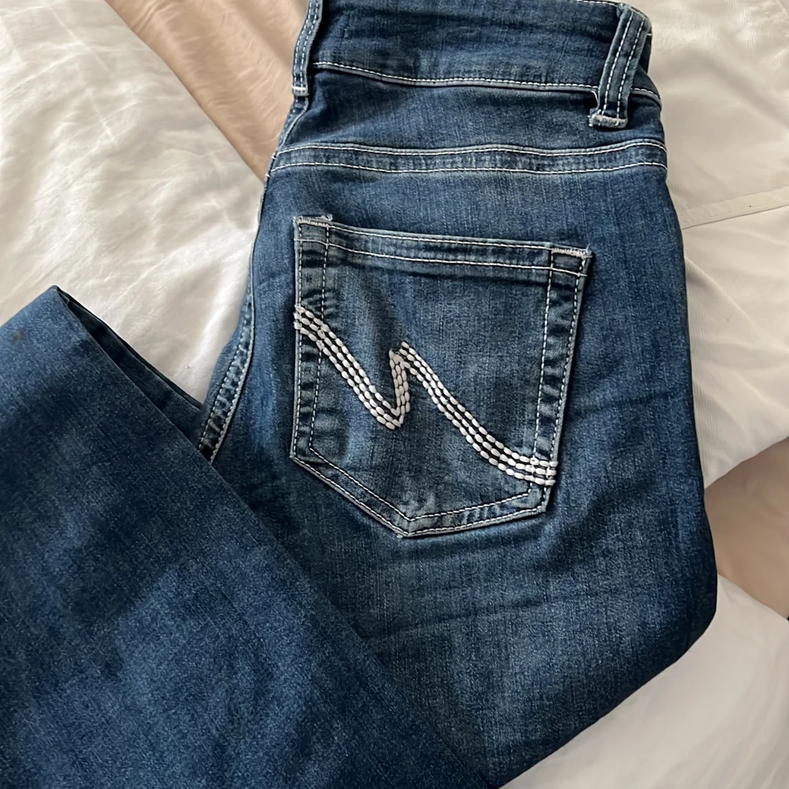 Blå jeans från Nelly med broderad ficka