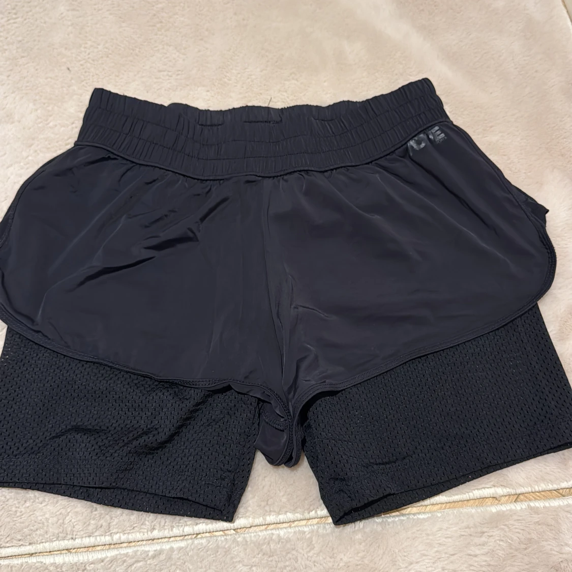 Svarta träningsshorts från Gina Tricot