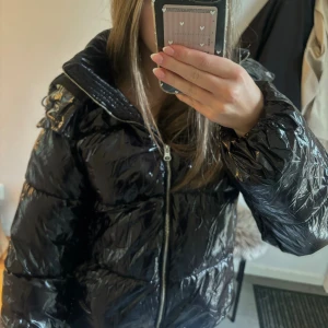 Vinterjacka - Snygg pufferjacka från Nelly! Använd några få gånger men har inga tecken på användning. Orginalpriset är 799kr!