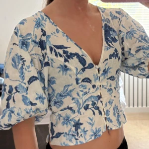 Blus från H&M  - Säljer denna superfina blus ifrån H&M i storlek S. Aldrig använd och prislappen sitter kvar. Skriv om ni har frågor!💕