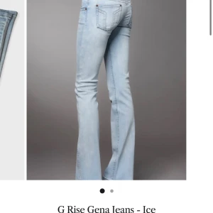 Ljusblå lågmidjade bootcut jeans - Snygga ljusblå jeans från G Rise i modellen Gena tall. Jeansen har bootcut-ben och klassisk femficksdesign. Tillverkade i mjukt denimtyg med en fräsch, isblå tvätt. Säljer då det är för små🤍