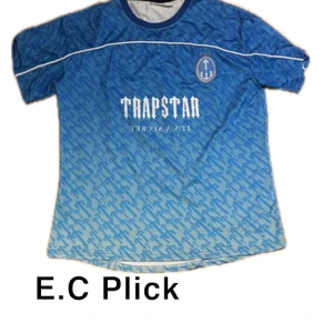 Trapstar jersey  - Snygg blå fotbollströja från Trapstar med vit logga och text på bröstet samt siffran 22 på ryggen. Tröjan har ett blått och ljusblått camouflage-mönster, rund halsringning och vita detaljer längs axlarna. Perfekt för dig som vill sticka ut på planen. Priset är inte hugget o sten så skriv vid frågor och sånt💯💯