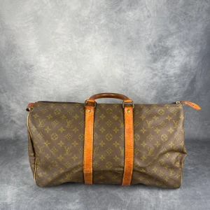 Louis Vuitton Keepall 45 Boston Bag  - Skick: 8/10. | Ingår: Väska.| Nypris: +- 20000 SEK. För mer omfattande detaljer och bilder se thegrandcloset.com