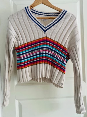Stickad kort tröja - Färgglad felfri tröja från Pull&Bear. Står XS men passar lika bra som M eller S. Köpt secondhand och själv använt endast ett fåtal gånger.