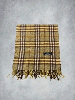 Burberry halsduk  - Burberry halsduk | 100% lammull | skicka: 7/10 | defekter: två små hål men ingen som synd när man använder den | nypris ca 4000kr skriv vid frågor eller mer bilder | MD closet 