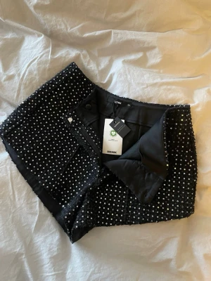Glittriga Hotpants / shorts  - Festliga korta shorts / hotpants från Bik Bok. 100% bomull, svarta FULL med glittriga paljetter! Storlek 40.