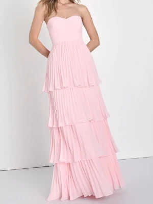 Ljusrosa balklänning - Säljer en super fin ljusrosa balklänning från lulus🩷bara används en gång, köpte för 1800.