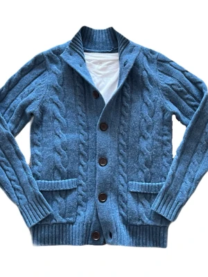 Stickad Cardigan - Säljer denna superfina stickade 100% lammulls cardiganen som är i nyskick 🤩Perfekt nu i kallare tider för att hålla sig varm   Bara använd 2 gånger  100% lammull  Storlek: XS herr  Frågor? Skicka gärna iväg ett meddelande! 😊