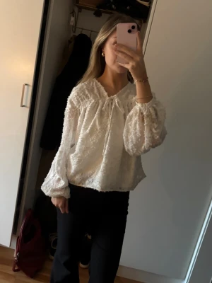 Blus från Gina Tricot  - Super fin blus från Gina Tricot, använd men i väldigt fint skick 