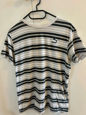 Randig t-shirt från Puma - T-shirt från Puma. Priset är diskuterbart🫶