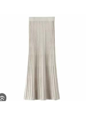 Lång ribbad kjol i beige - Säljer långkjol från WERA, köpt för 600🤍