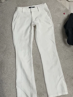 Lågmidjade kostymbyxor  - Väldigt lågmidjade vita kostymbyxor från bik bok i storlek 34. De är bootcut men tajta vid midjan. Jag är 162 cm lång för referens. Säljer dem då de är för små i midjan. Skiv om du vill ha mått eller diskutera pris!🩷🩷  