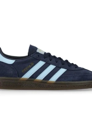 Adidas spezial mörkblå - Snygga Adidas spezial sneakers i mörkblå mocka med ljusblå ränder på sidorna och klassisk brun gummisula. Ikonisk retrostil med snörning och rund tå. Perfekta för dig som gillar streetwear och tidlös design.