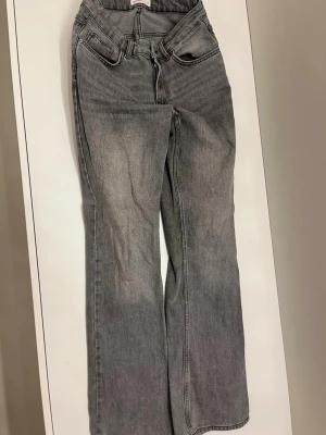 Gråa raka/ utsvängda jeans - Snygga gråa jeans i strl 36 från gina 💕Kommer ej till användning då de är för stora på mig.
