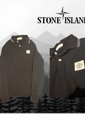 Svart långärmad piké från Stone Island - Säljer en svart långärmad pikétröja från Stone Island med vit logga på bröstet och vita detaljer på kragen. Klassisk knappslå framtill och mjukt bomullsmaterial. Perfekt för dig som gillar streetwear och vill ha något stilrent.