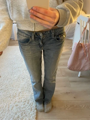 Ljusblå bootcut jeans från Gina🩵🪽 - Säljer ett par ljusblå jeans med klassisk femficksdesign och bootcut passform. Jeansen har låg midja och är perfekta för en avslappnad och trendig look❣️❣️
