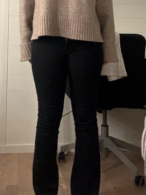 Svarta bootcut jeans - Snygga svarta bootcut jeans.