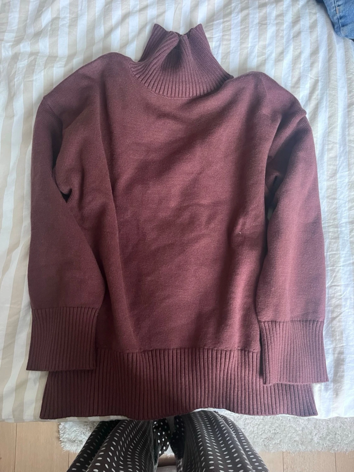 Brun polotröja med breda muddar