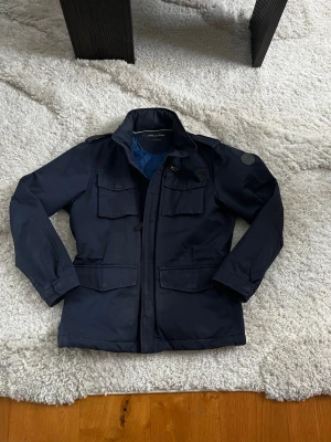 Marc O’polo Fieldjacket: S - Säljer en super fin fieldjacket ifrån Marc O’polo, ett väldigt eftertraktat och fint märke. Jackan har foder och är perfekt för kyligare dagar. Jackan är i fint skick och sitter som en normal storlek S. Hör av er vid frågor😊